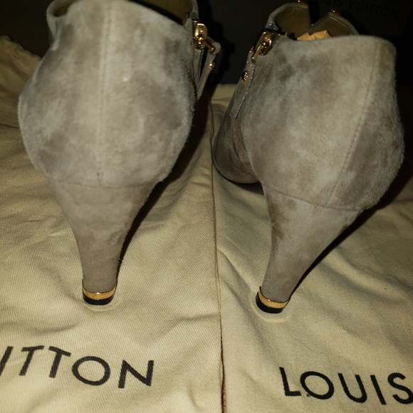 Louis Vuitton suede V Bahiana booties size 38 **Read Details ** - Picture 4 of 13